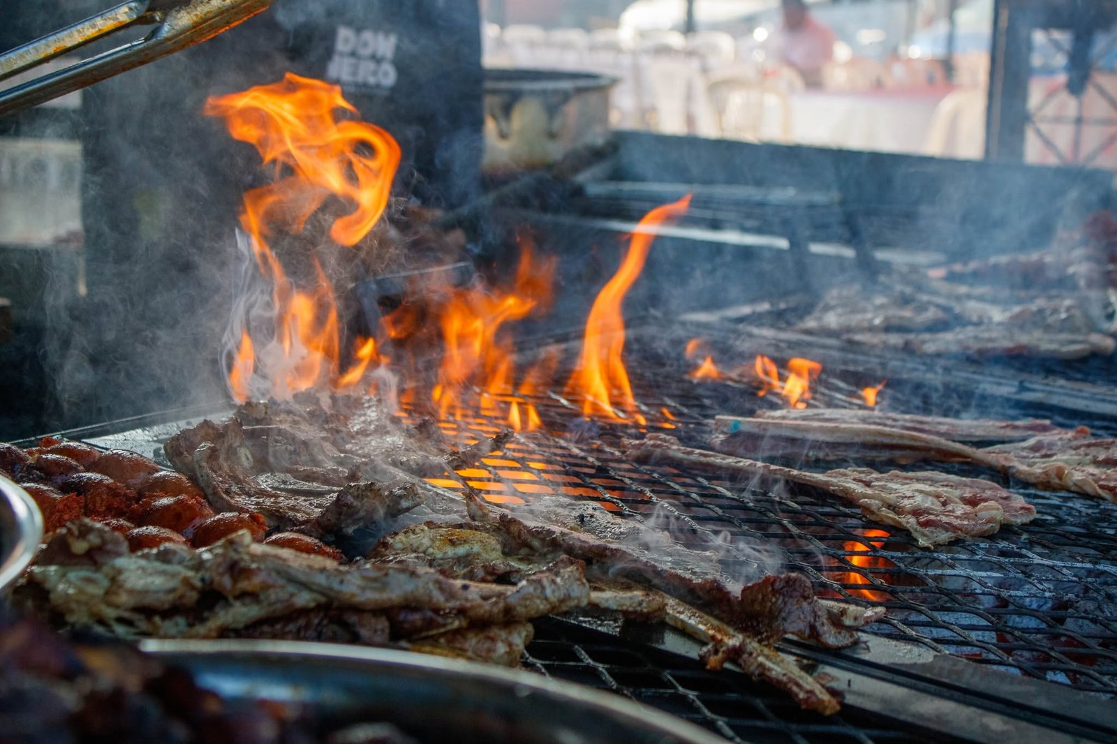 Carnes asándose al carbón en Don Jero, Huatulco