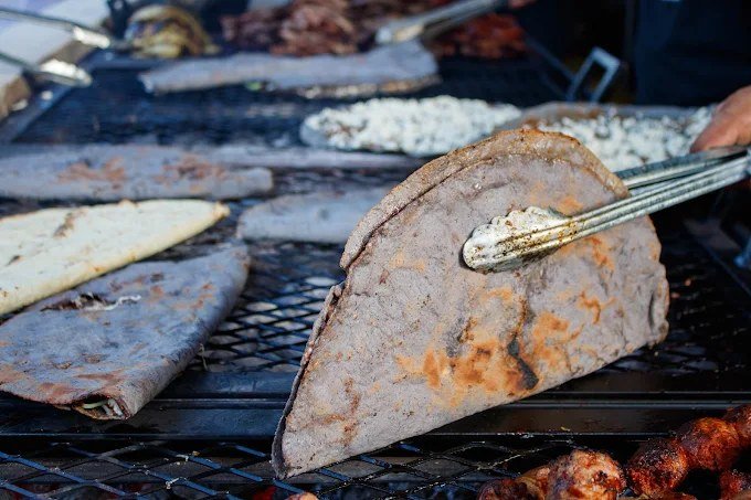 Tlayuda oaxaqueña doblada al carbón